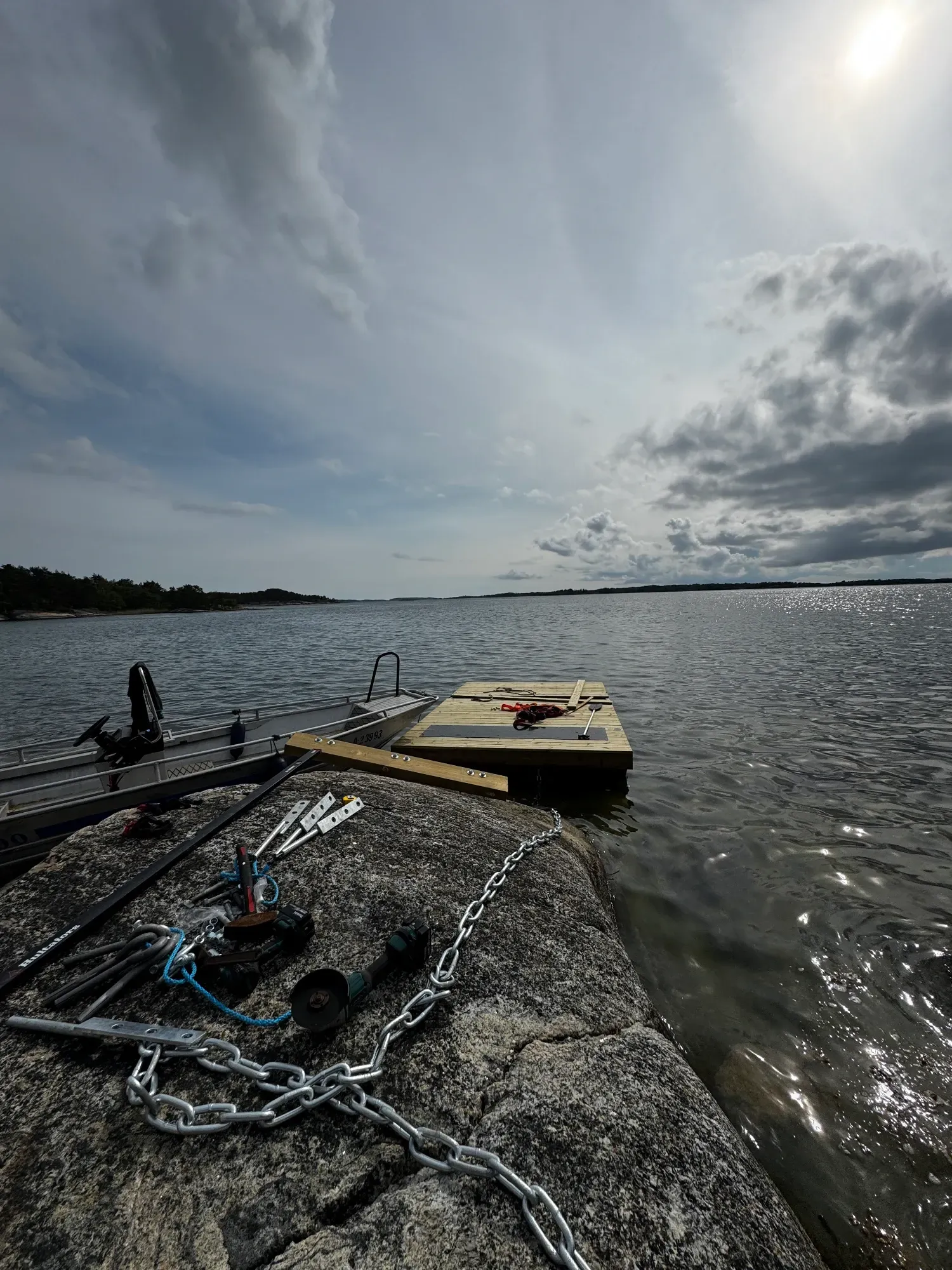 Saaristonrakentaja Oy toteuttaa terassit ja laiturit Turun saaristossa.