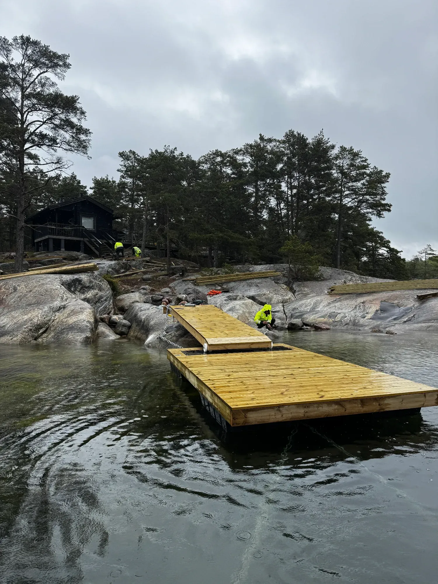 Vankka venelaituri ja rantaan sijoittuva pihasauna Paraisten saaristokohteessa.