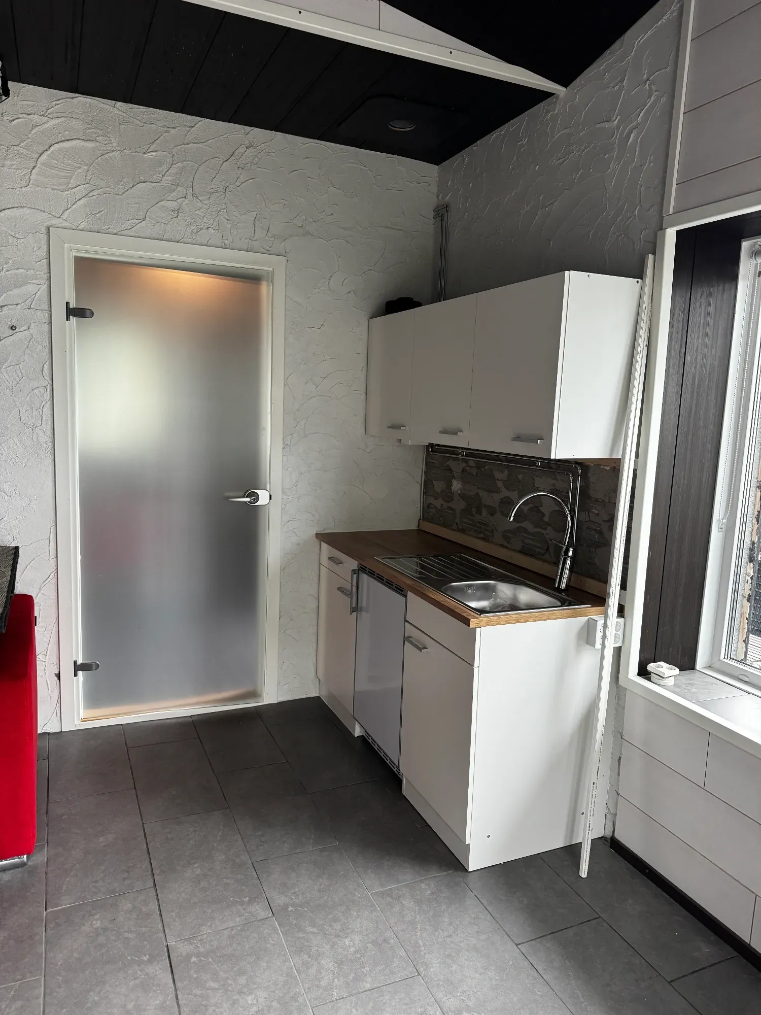 Vanhojen ikkunoiden ja ovien vaihto energiatehokkaampiin vaihtoehtoihin saaristossa.