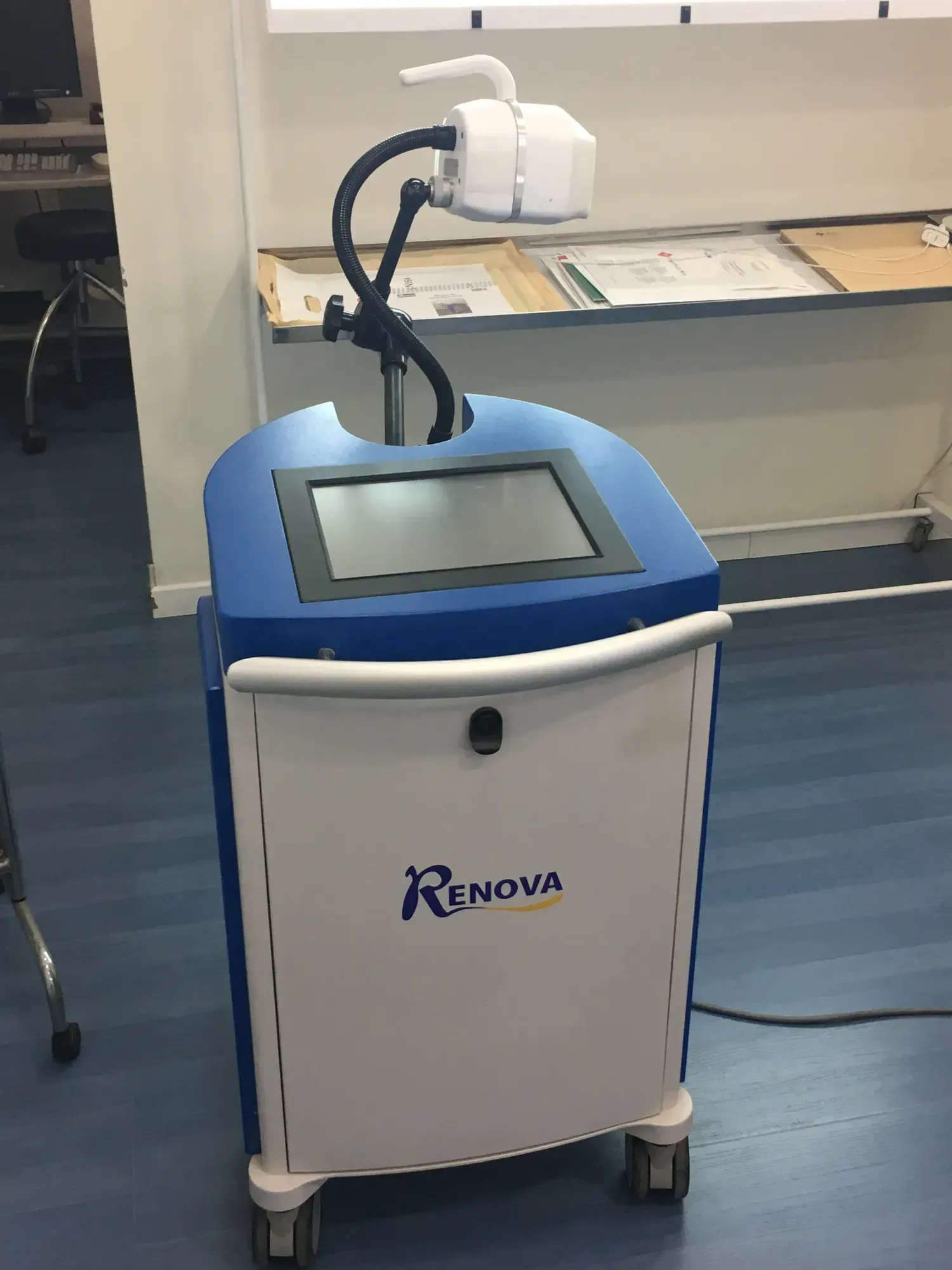 Un dispositivo médico de tratamiento láser Renova de color blanco y azul con pantalla táctil