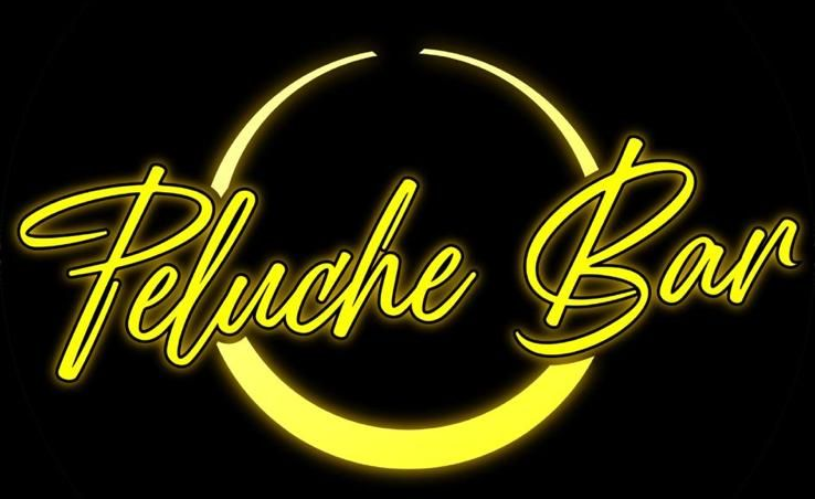 Las palabras "Peluche Bar" en letra cursiva de neón amarillo, centradas sobre un círculo amarillo brillante