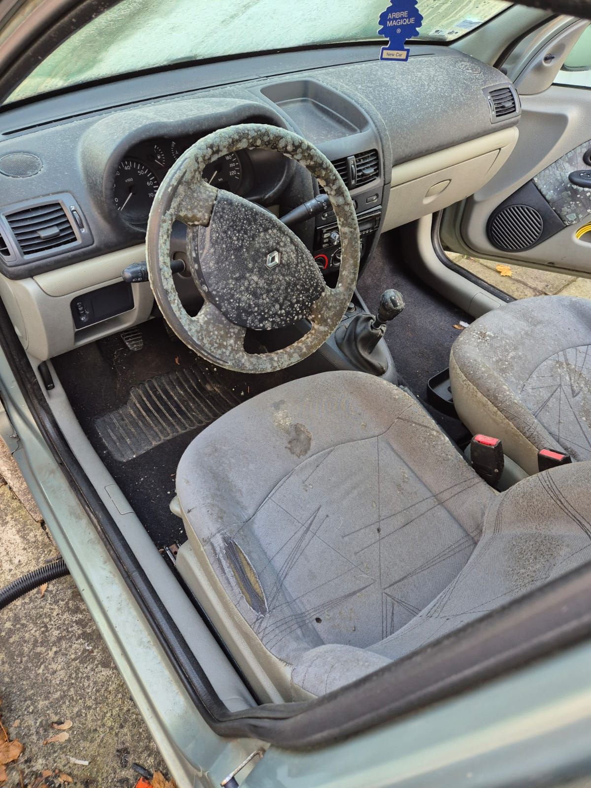 Compartiment moteur d'une voiture avec divers composants, tuyaux et un bouchon d'huile jaune.