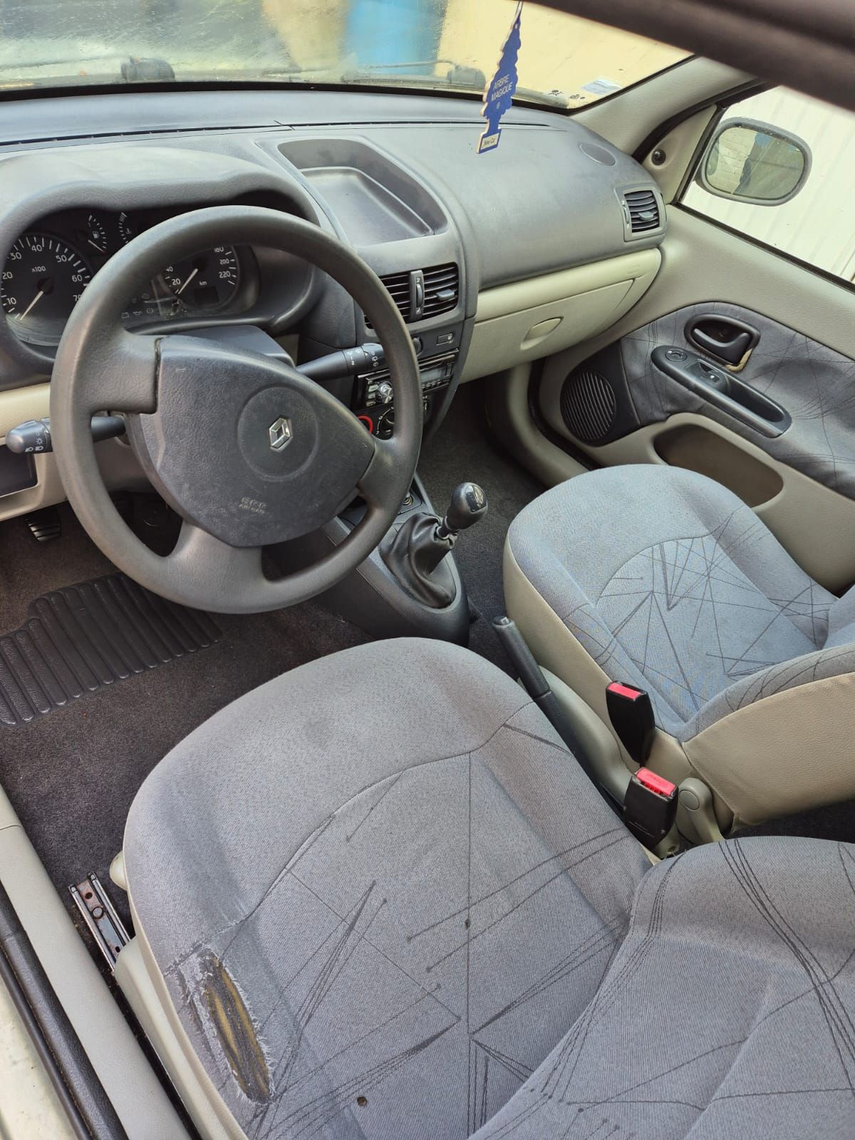 Compartiment moteur d'un véhicule avec divers composants visibles.