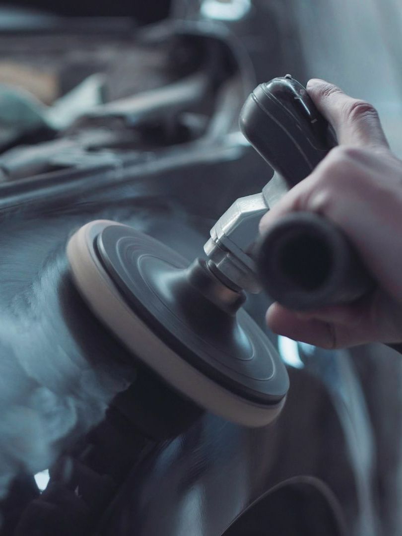 Une ponceuse sur une carrosserie