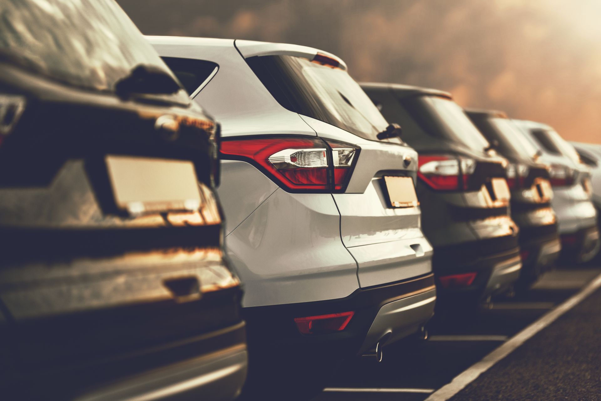 Des voitures rangées sur un parking