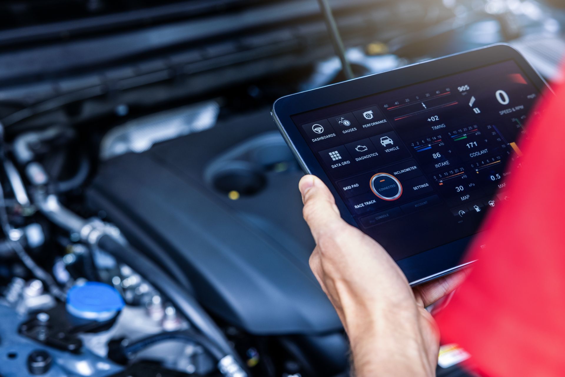 Une personne vérifiant des données sur un écran devant un moteur