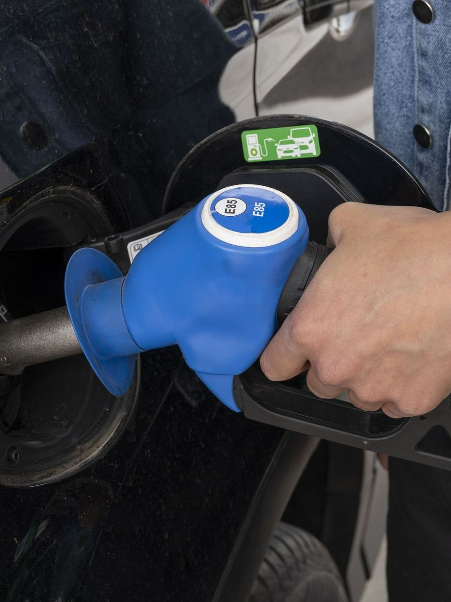 Une personne fait le plein d'éthanol à la pompe