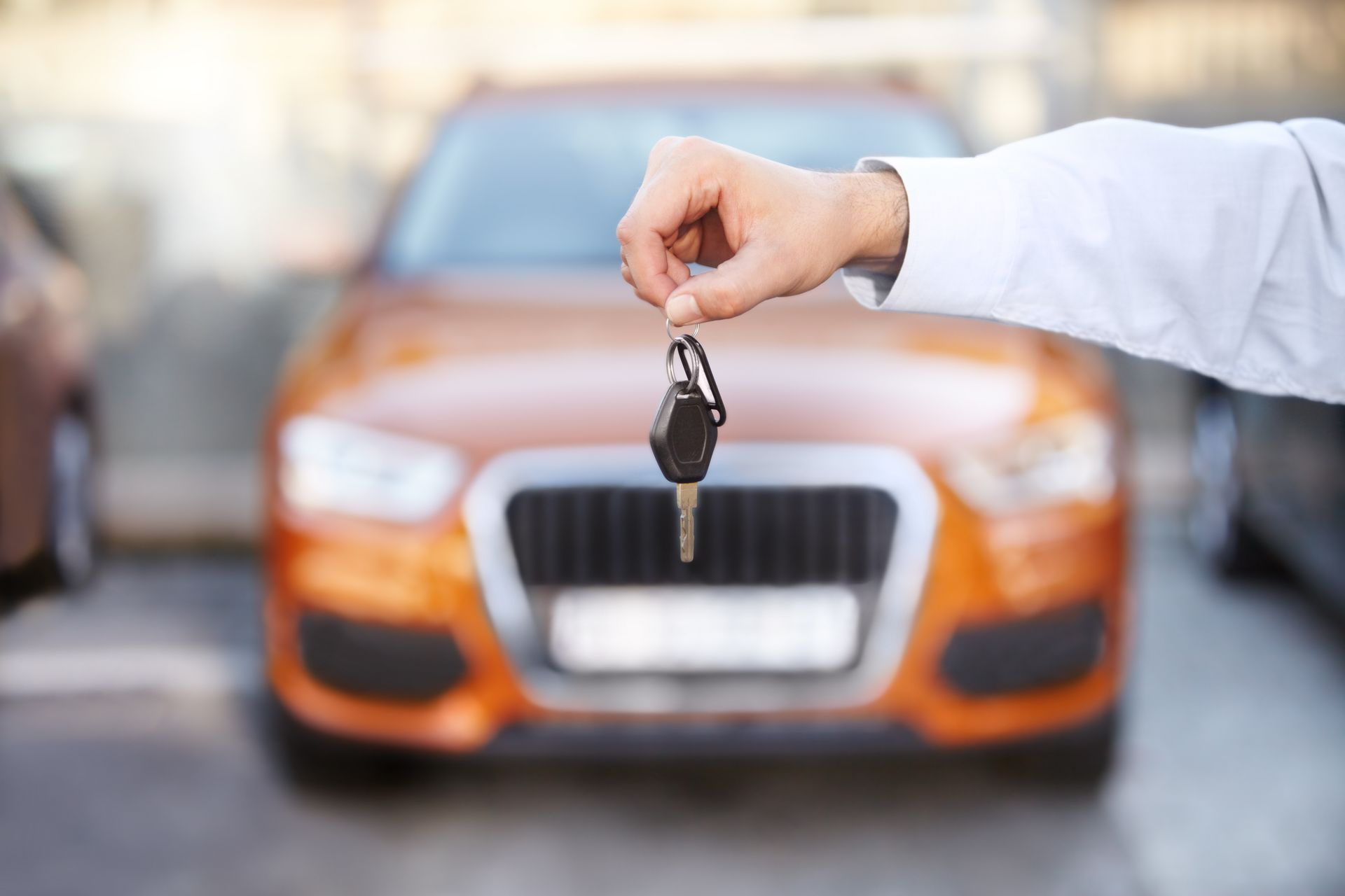 Une personne tenant une clé de voiture