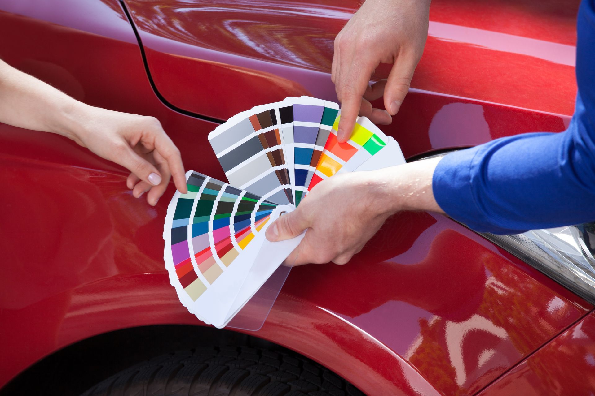 Un nuancier de couleurs devant une voiture