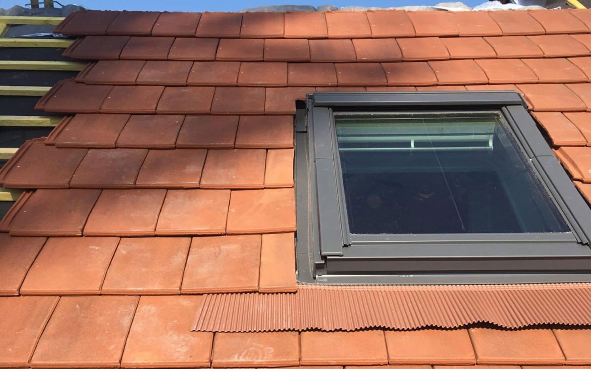 toiture en terre cuite avec ouverture fenêtre de toit