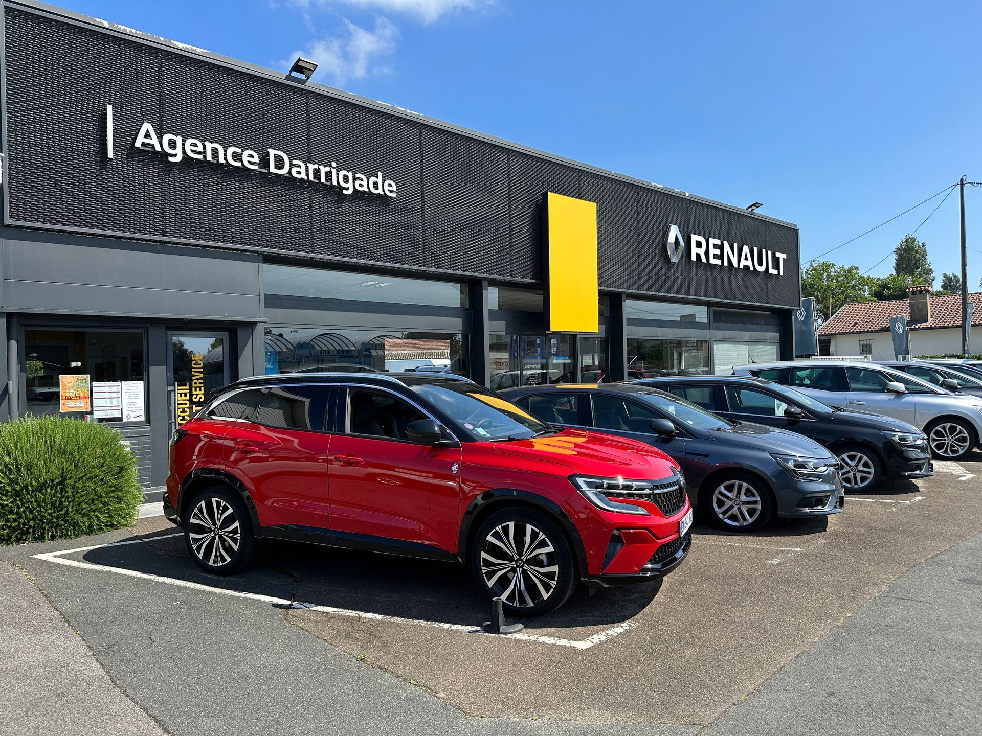 Devanture de l'agence DARRIGADE, voitures de la marque Renault en évidence à l'entrée