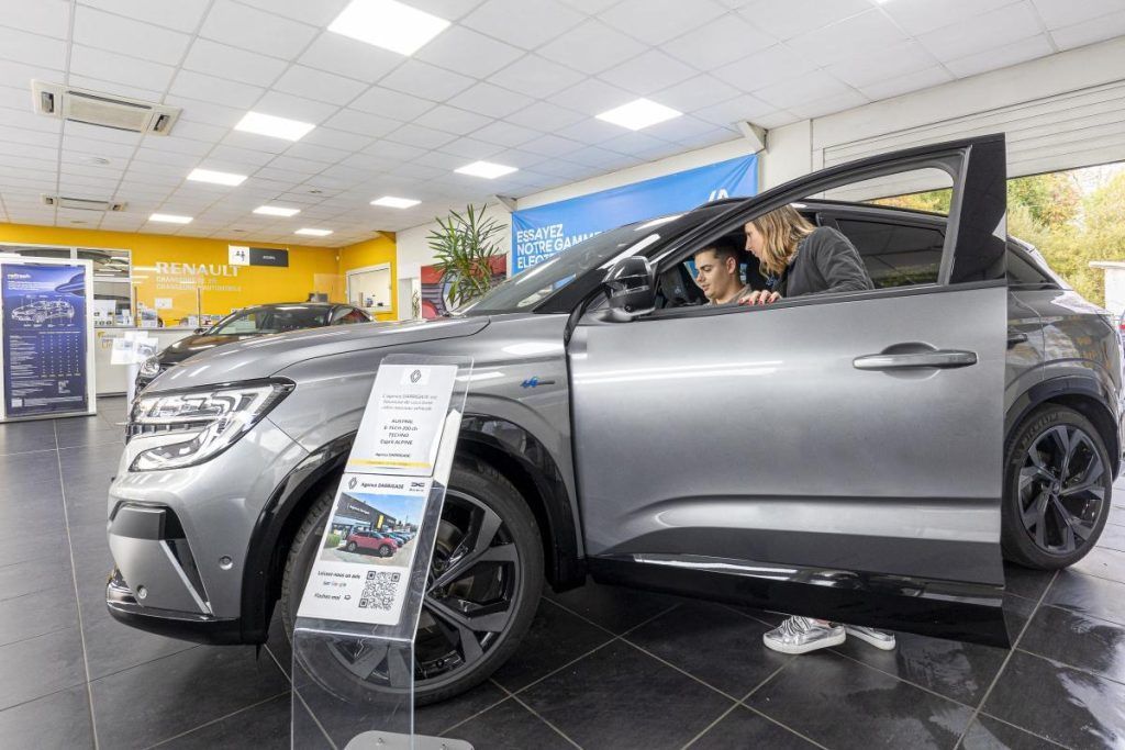 Jeune client essayant un modèle dans le showroom