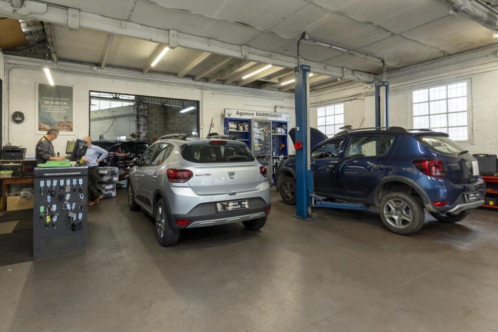 Véhicule Dacia dans le garage pour une révision