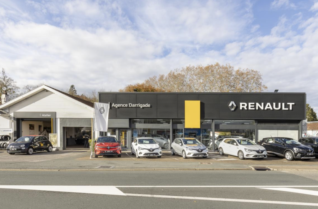 Voitures Renault alignées devant la concession