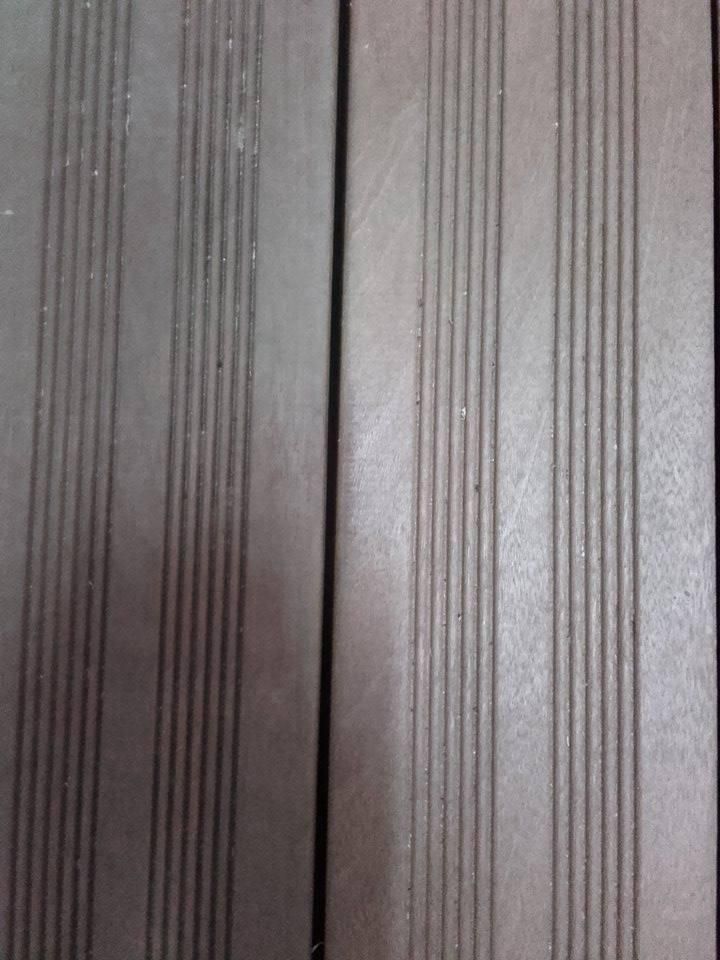 Gros plan sur des panneaux gris texturés à côtes, présentant un étroit espace vertical au centre.