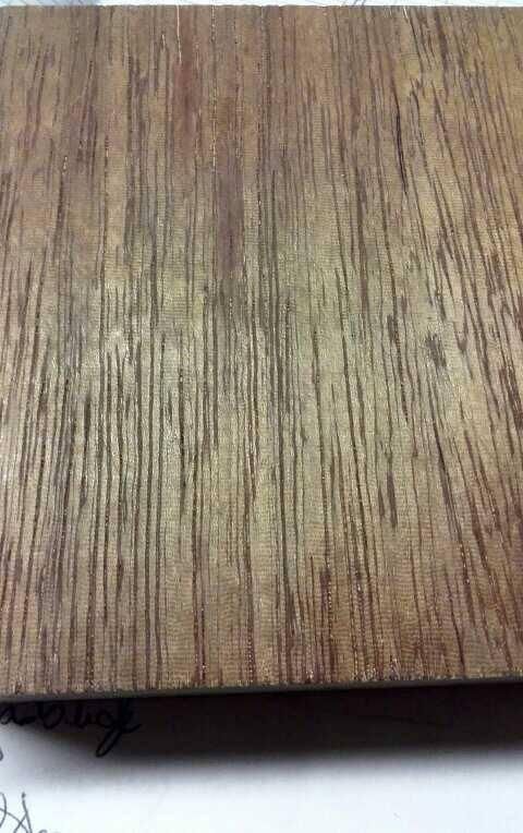 Gros plan d'une surface en bois texturée brune avec des lignes de grain verticales