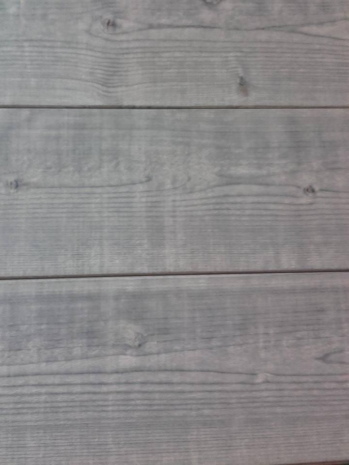 Planches de bois gris patiné, à grain horizontal et nœuds.