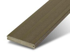 Profilé de nez de marche en caoutchouc côtelé beige sur fond blanc