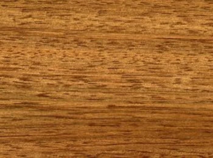 Gros plan sur une surface en bois présentant des motifs de grain brun clair et brun foncé.