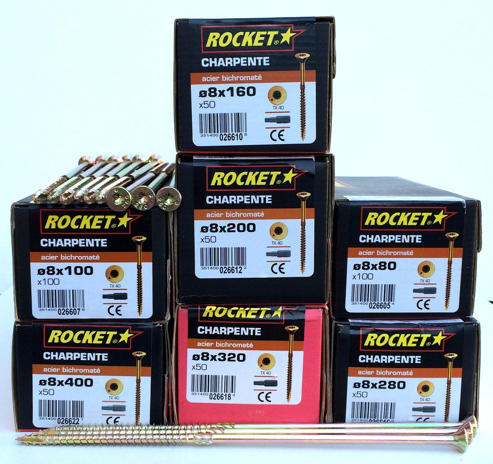 Boîtes de chips Rocket empilées, noires, rouges et blanches, disposées en présentoir, une boîte étant couchée sur le côté.