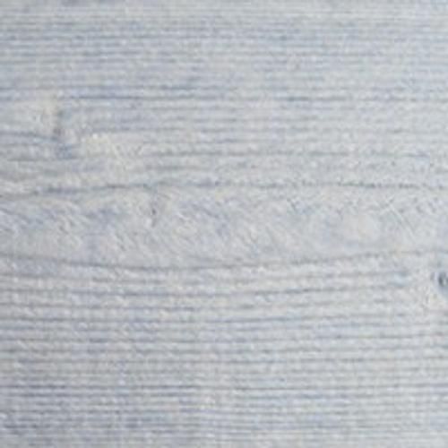 Gros plan sur la texture du grain de bois gris-bleu clair avec des lignes horizontales
