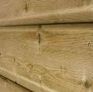 Gros plan sur des planches de bois beige avec un clou visible et un grain vieilli