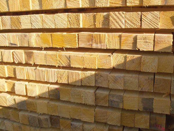Des briques jaunâtres empilées sous un soleil chaud projettent des ombres diagonales.