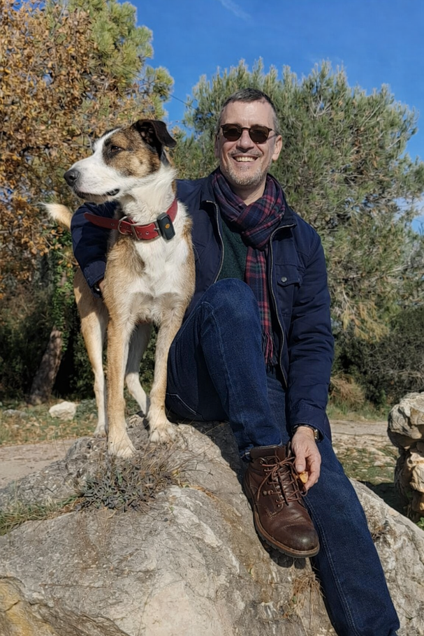 Benoît Séry, gérant de l’animalerie Chat Chien Urbain à Nice, avec son chien Doogy