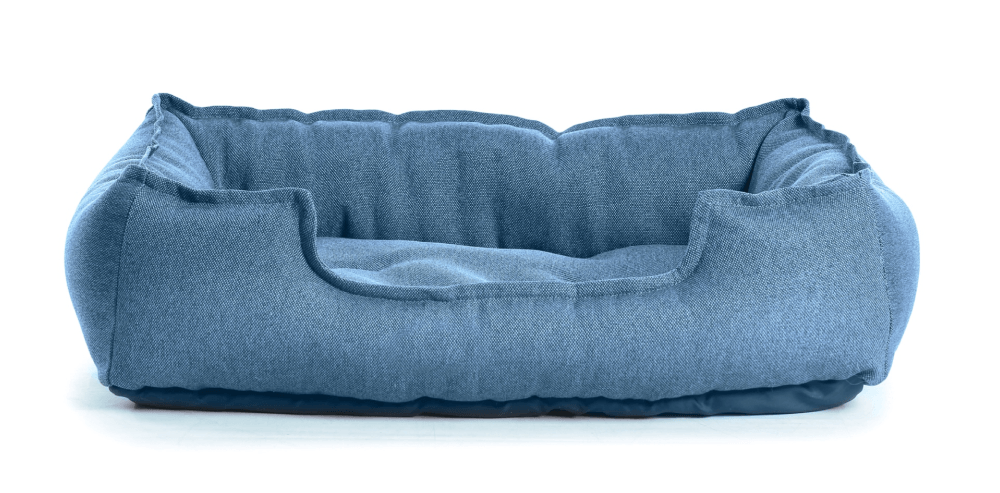 Panier rectangulaire bleu pour animaux de compagnie sur fond blanc.