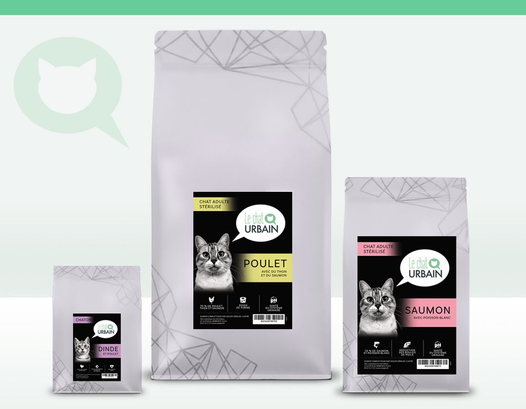 Des étagères présentent des friandises pour chiens dans des boîtes en plastique transparent.