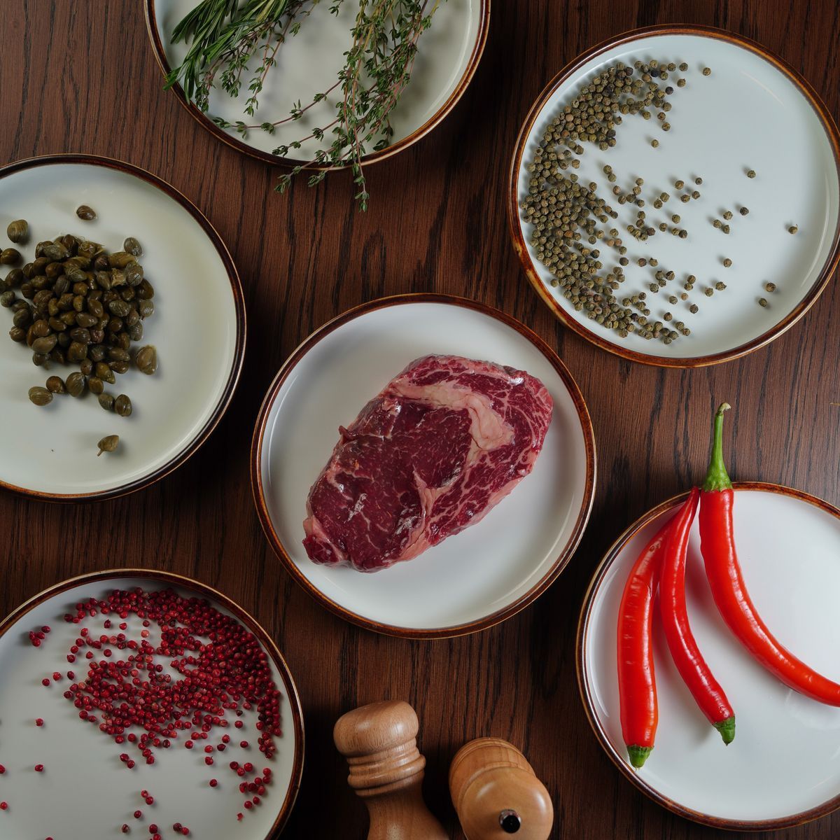 Pièce de viande et herbes vues de dessus