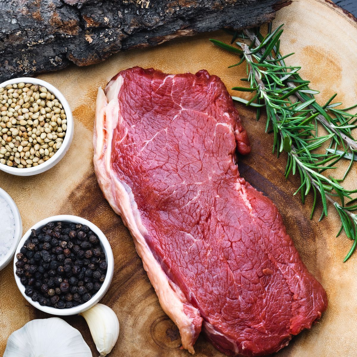 Viande fraîche et herbes pour une recette sans céréales