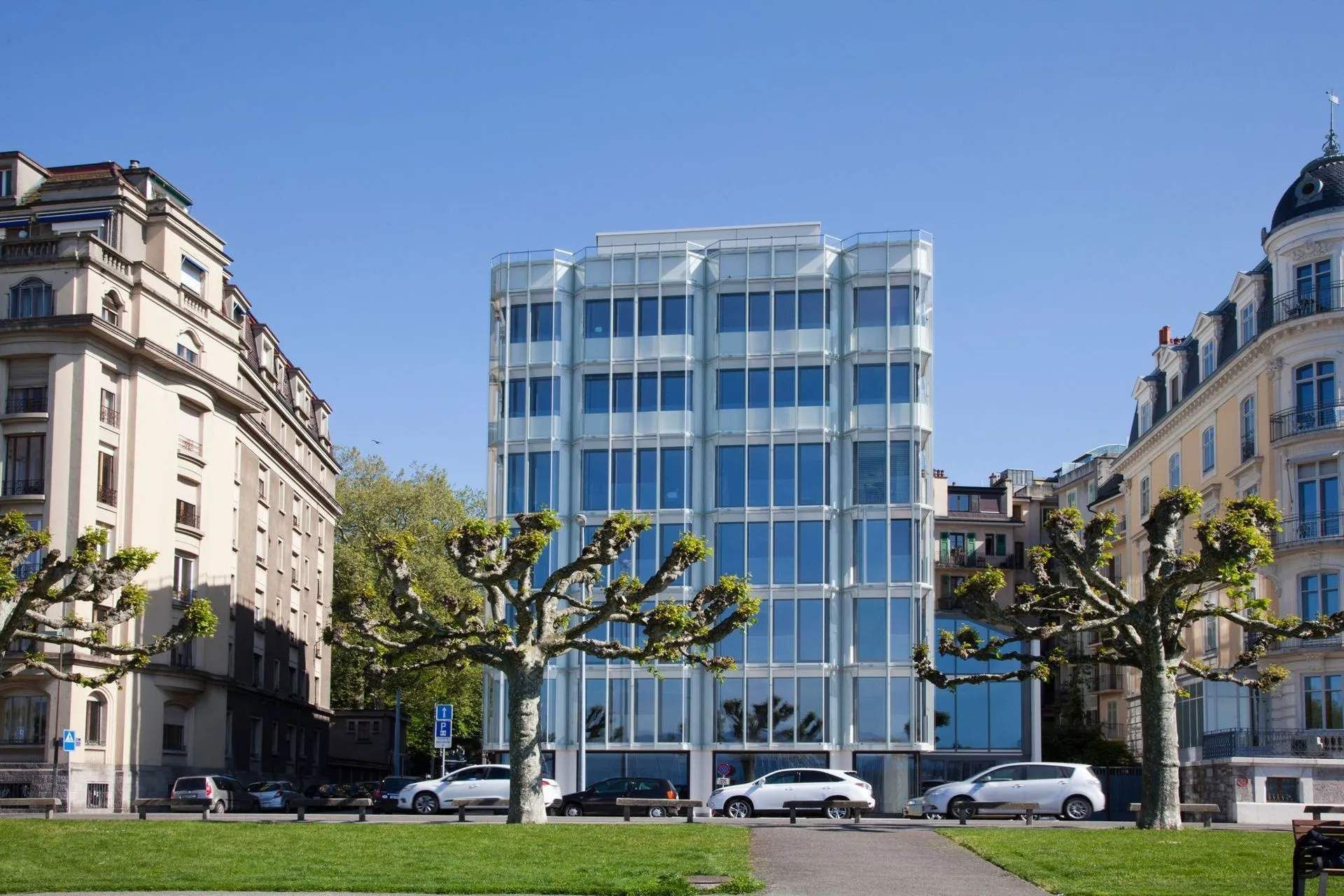 Un grand bâtiment avec beaucoup de fenêtres se trouve au milieu d'une ville