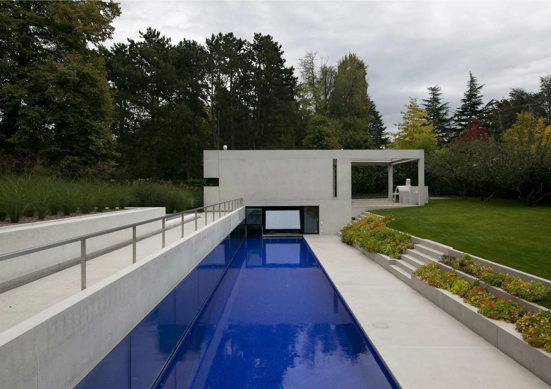 Une grande piscine avec un bâtiment blanc en arrière-plan