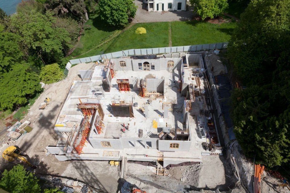 Une vue aérienne d'un grand bâtiment en construction