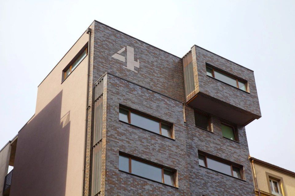Un bâtiment avec le numéro 4 sur le côté