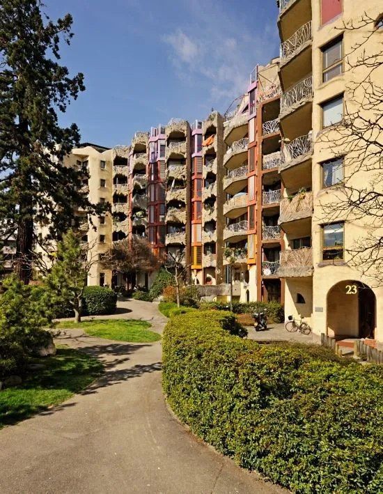 Le numéro 23 est sur le côté d'un bâtiment