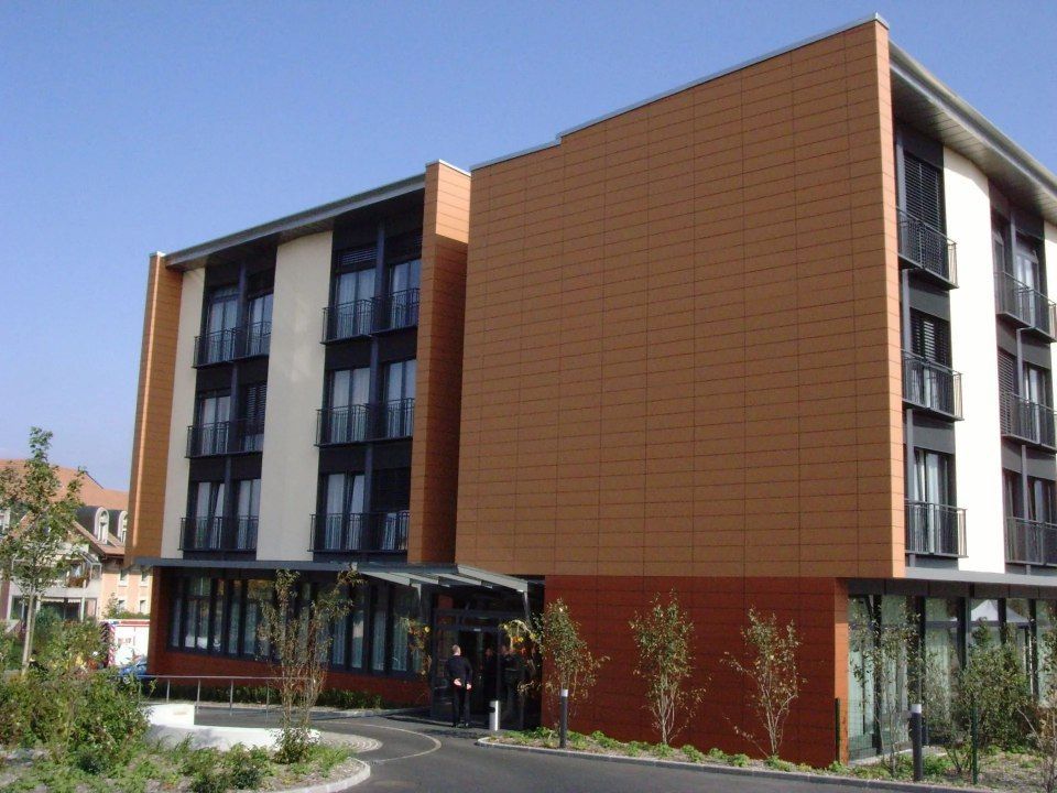 Un grand bâtiment avec beaucoup de fenêtres et de balcons