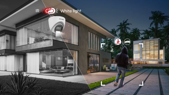 Extérieur d'une maison moderne au crépuscule, avec une personne marchant dans l'allée et les images des caméras de sécurité mises en évidence.