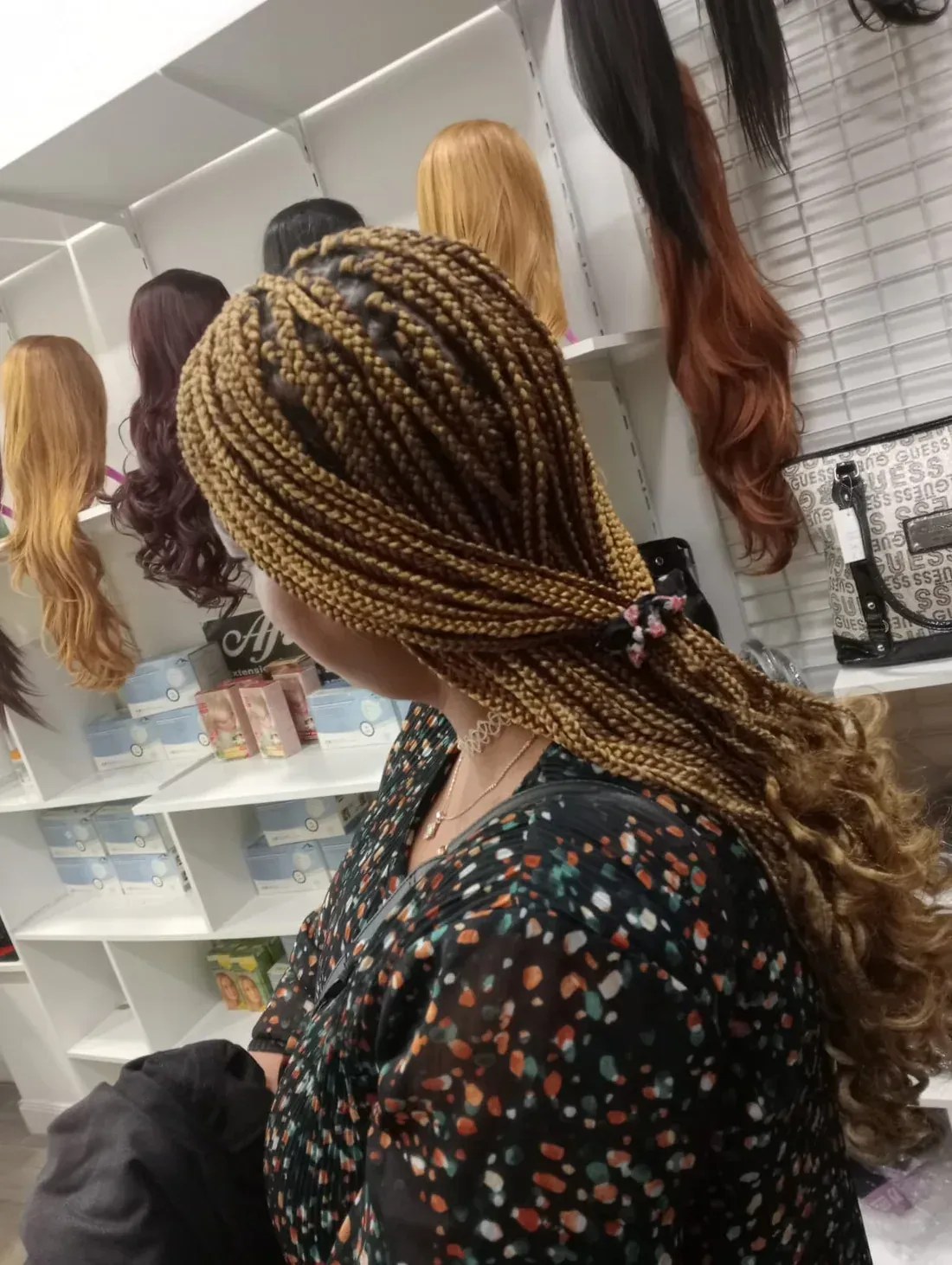 Cabeza de maniquí con trenzas en una tienda de pelucas, con largas trenzas rubias y castañas en primer plano