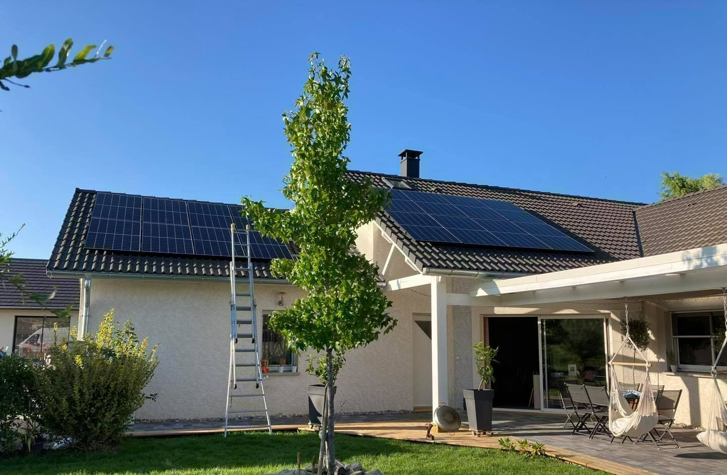 Une toiture après la pose de panneaux photovoltaïques