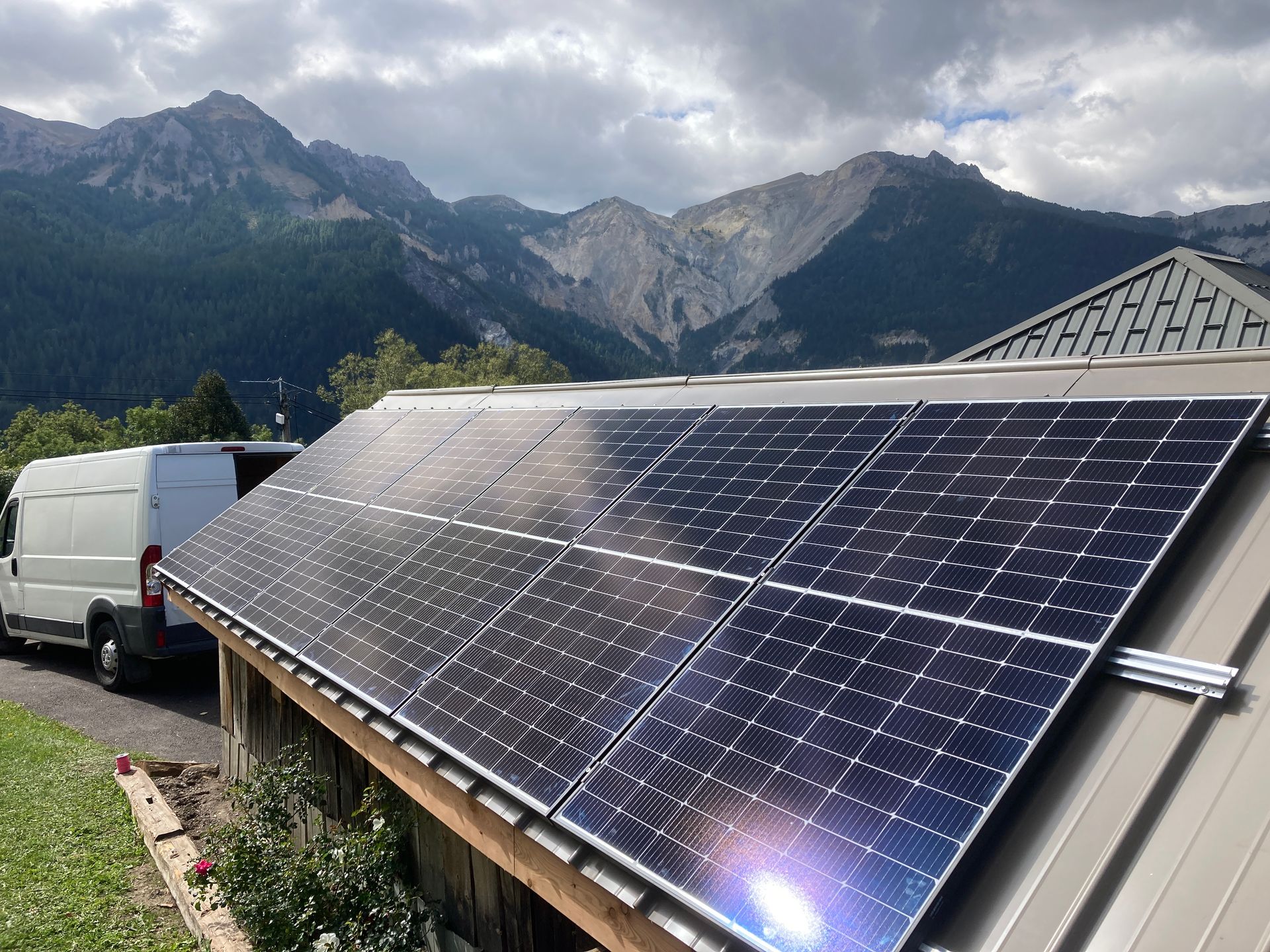 Panneaux photovoltaïques sur une toiture en bac acier de couleur beige