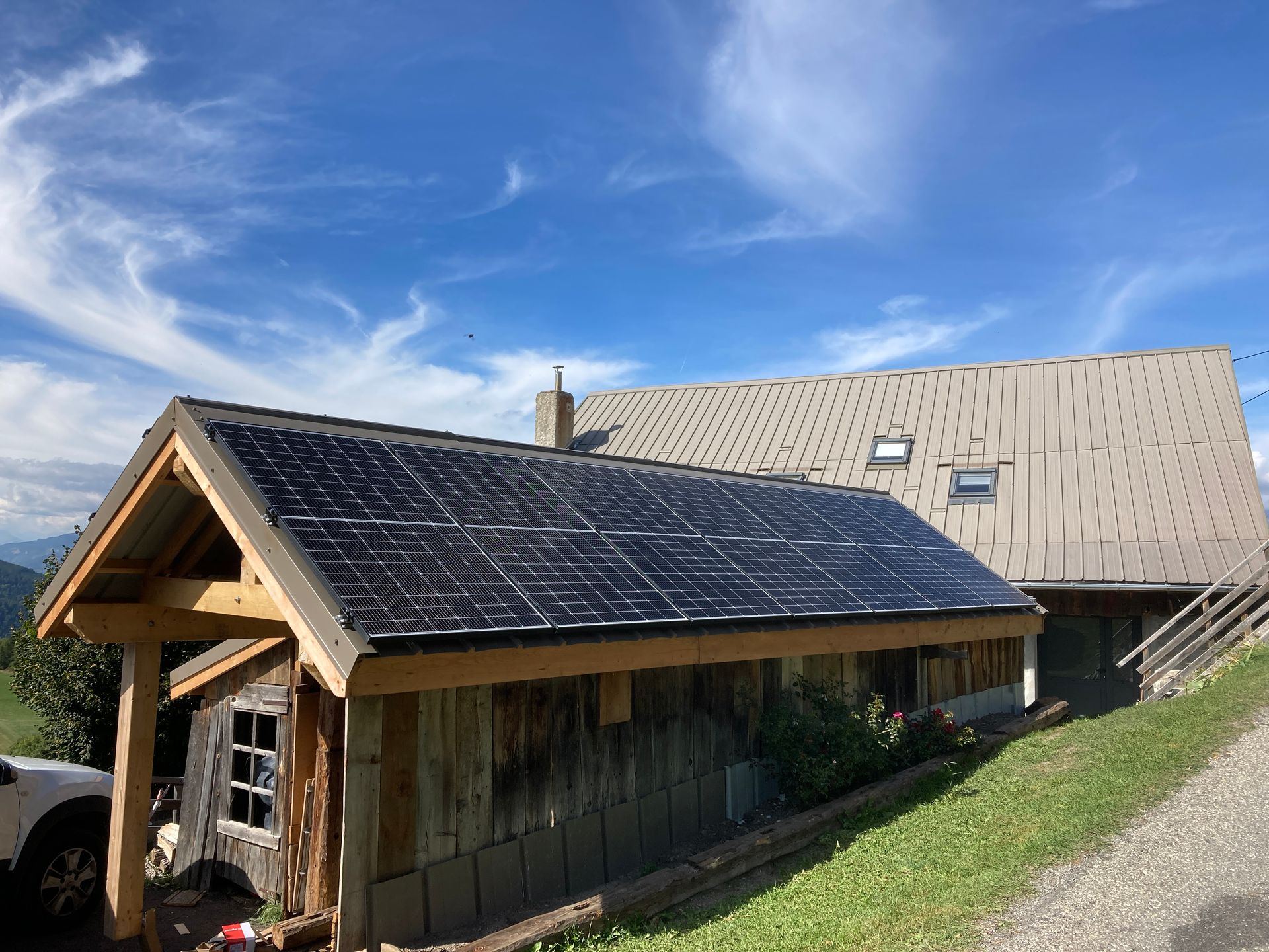 Panneaux photovoltaïques sur une petite toiture en bac acier