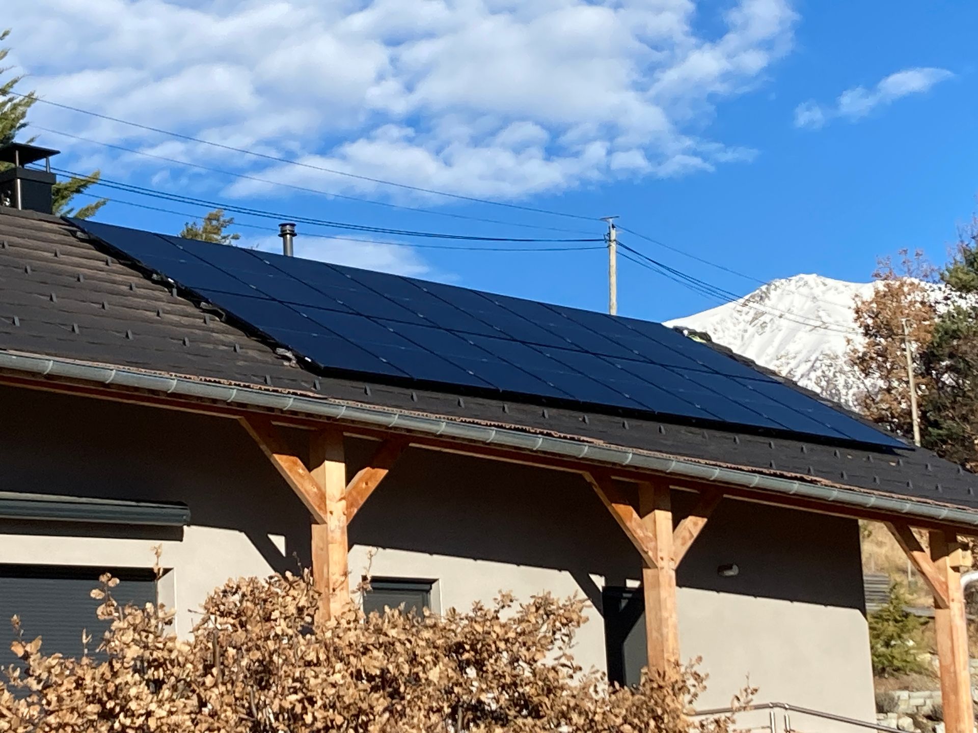 Panneaux photovoltaïques sur un toit avec des poteaux électriques en arrière-plan