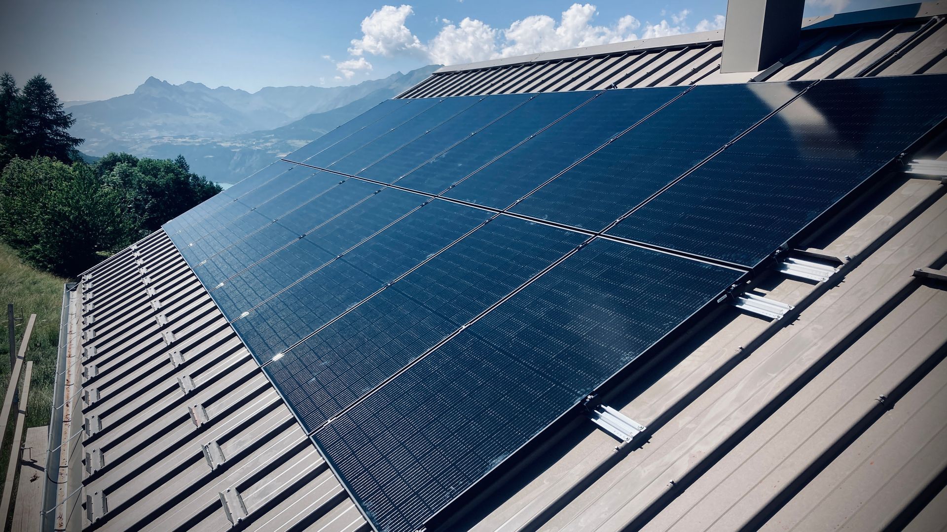 Panneaux photovoltaïques sur une toiture en bac acier de couleur grise