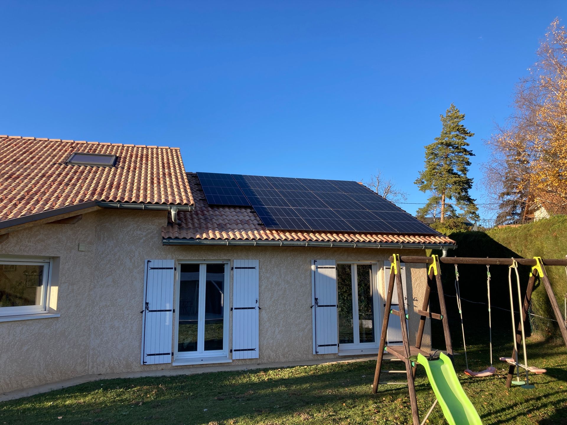 Panneaux photovoltaïques sur un toit avec un toboggan au premier plan