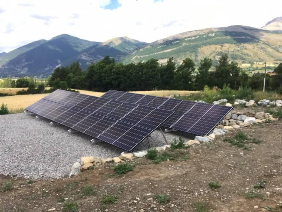 Panneaux photovoltaïques posés au sol avec des murs de soutènement