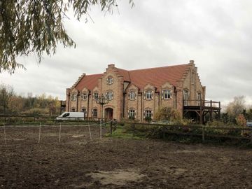 Maurer setzt Klinker aufeinander