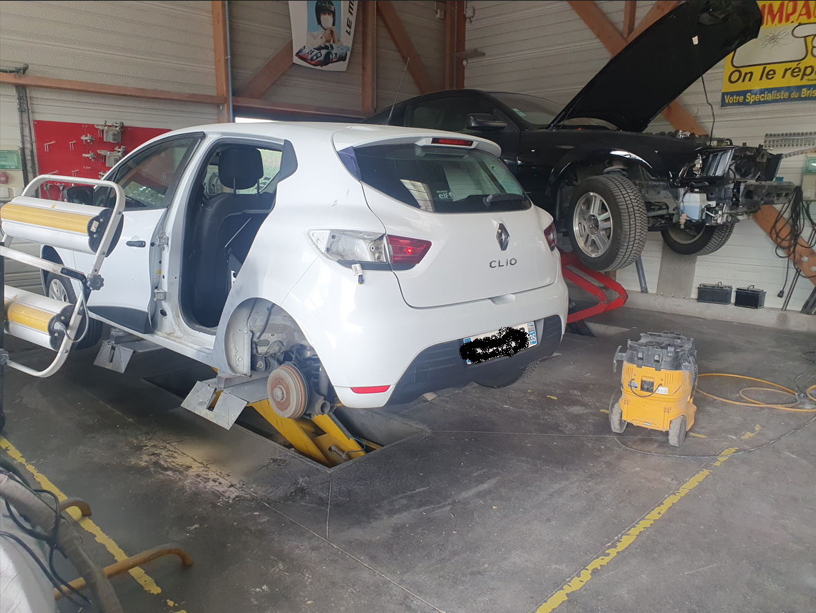 Réparation d'une clio blanche