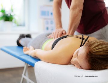 Physiotherapie Am Altmarkt Frau bekommt eine Rückenbehandlung